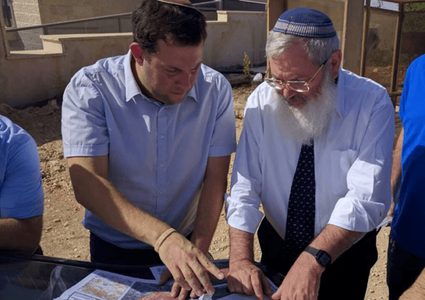 قائد المستوطنين في مؤتمر إيباك: دعمكم للدولتين ليس له أساس في الواقع