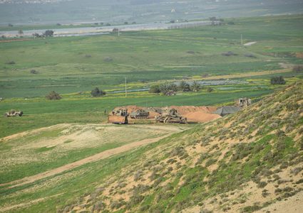 الاحتلال يجرف أراضٍ زراعية وينصب خياما في الأغوار