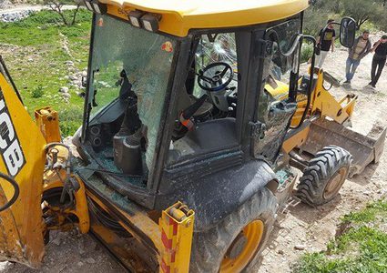 مستوطنون يعرقلون شق طرق زراعية ويعتدون على المواطنين جنوب نابلس (صور-فيديو)