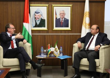 محافظ سلطة النقد يلتقي بعثة منظمة العمل الدولية