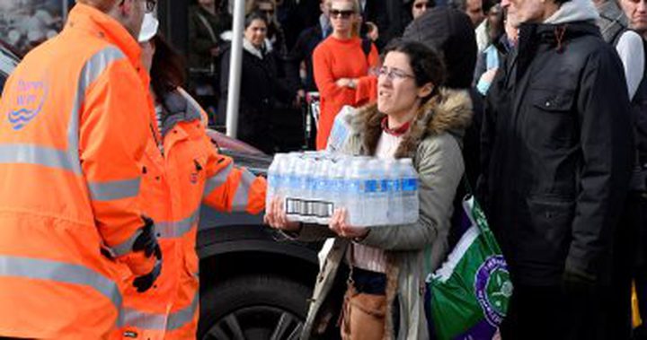 انقطاع المياه عن آلاف المنازل فى بريطانيا والحكومة تدفع بمساعدات