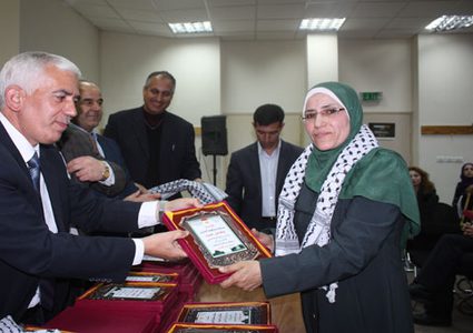 بمناسبة الثامن من آذار.. محافظ الخليل يكرم مجلس نسوي