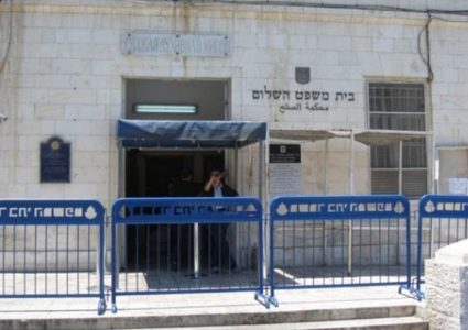 سلطات الاحتلال تمدد اعتقال وتوقيف أسرى من يعبد