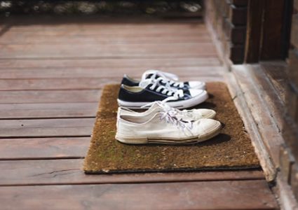 بالفيديو.. عادة خلع الحذاء قبل الدخول إلى المنزل