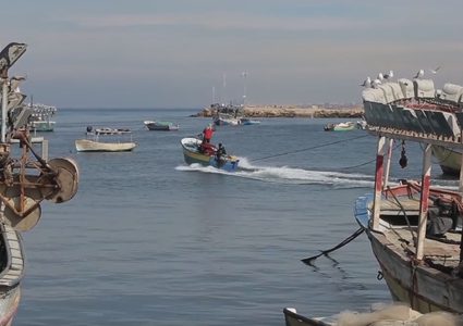 انتهاكات الاحتلال تتواصل بحق الصيادين في قطاع غزة (فيديو)