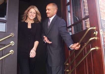 ما هي قصة عبارة "النساء أولاً Ladies First"