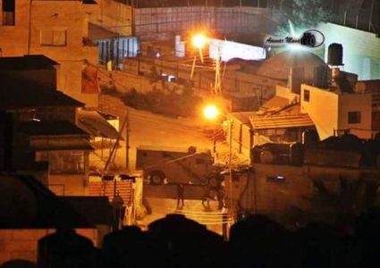 الإحتلال يزعُم: فلسطينيون يشعلون النار في مبنى للمستوطنين شمال الخليل