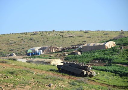 بحجة التدريبات العسكرية.. الاحتلال يطرد عائلتين من خربة أبزيق