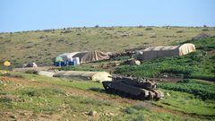 بحجة التدريبات العسكرية.. الاحتلال يطرد عائلتين من خربة أبزيق