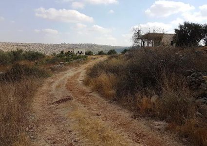 قوات الاحتلال تغلق طرقا زراعية جنوب جنين