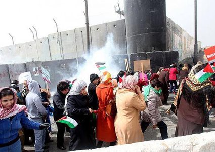 تأكيد على دور المرأة الوطني.. مسيرة نسوية قرب حاجز قلنديا