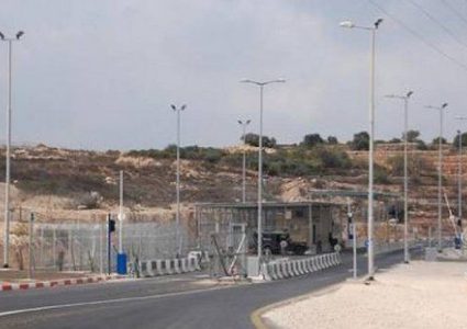 الاحتلال يغلق مدخلي بلدة عزون الغربي والشمالي