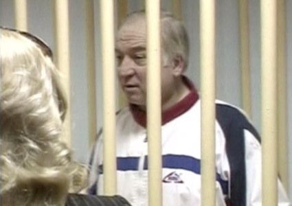 مرض غامض يصيب جاسوساً روسياً سابقاً وابنته ببريطانيا