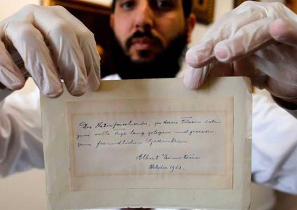 بيع مذكرة بخط يد أينشتاين بـ6100 دولار