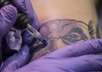العلم يكشف أفضل طريقة لإزالة الوشوم "تماما"