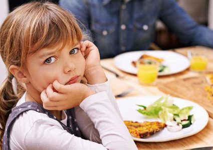 نصائح للتعامل مع الطفل العنيد المتعلق بأنواع معينة الطعام