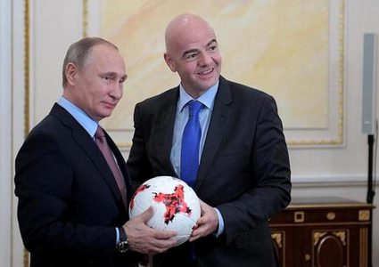 بالفيديو.. بوتين يستعرض مهاراته في كرة القدم قبل 100 يوم من مونديال روسيا