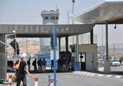 بسبب الازدحام.. إصابة مواطن على حاجز قلنديا