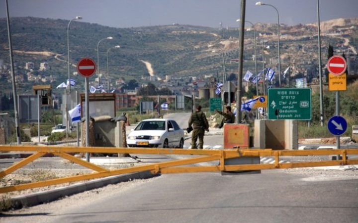 "هآرتس": الحواجز العسكرية الطيارة تهدف لجمع معلومات شخصية عن الفلسطينيين