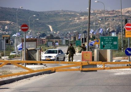 "هآرتس": الحواجز العسكرية الطيارة تهدف لجمع معلومات شخصية عن الفلسطينيين