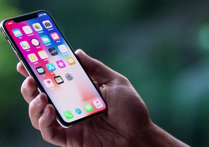 طفل يغلق هاتف والدته 48 عاما