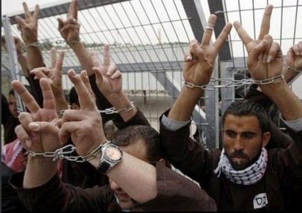 10 أسرى يدخلون أعوامًا جديدة في سجون الاحتلال