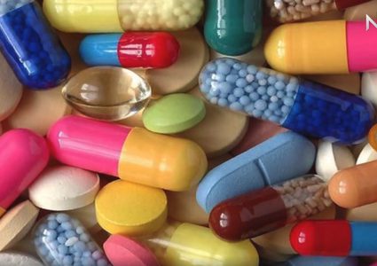 بالفيديو.. سبب وجود كبسولة الدواء بلونين مختلفين