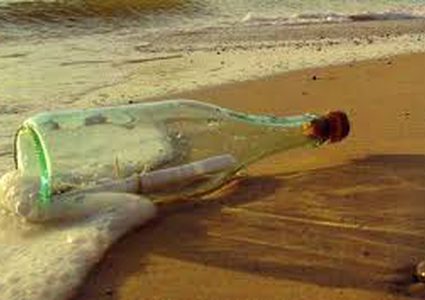 زوجان يعثران على أقدم "رسالة في قنينة" بالعالم