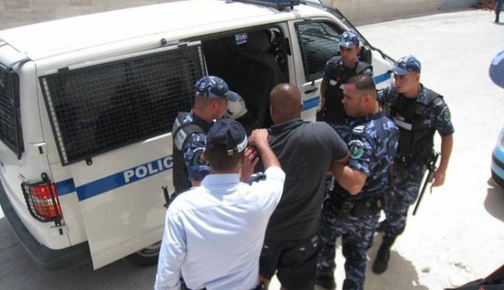 القبض على شاب بتهمة حيازة مواد مخدرة وآخر للتشهير بمواطنة عبر فيسبوك