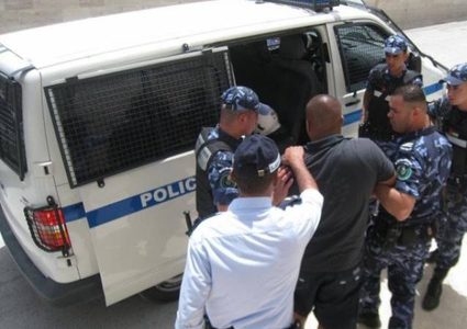 القبض على شاب بتهمة حيازة مواد مخدرة وآخر للتشهير بمواطنة عبر فيسبوك