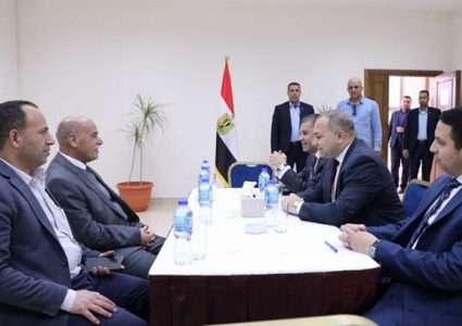 الوفد الأمني المصري يبحث مع محافظ الوسطى سبل إنجاح المصالحة