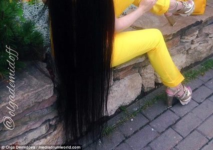 روسية تكشف كيف استطاعت اطالة شعرها والمنتجات التي يجب تجنبها!