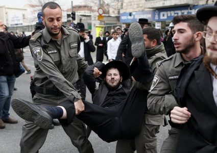 حريديم يتظاهرون ضد التجنيد ومشروع قانون لإعفائهم