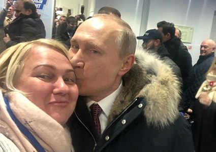 أرادت التقاط "سيلفي" مع بوتين ففاجأها بقبلة