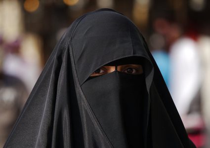 نشطاء يحذرون من حظر النقاب في جامعة أندونيسية!