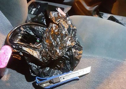 الاحتلال يعتقل شابين بزعم حيازتهما سكاكين