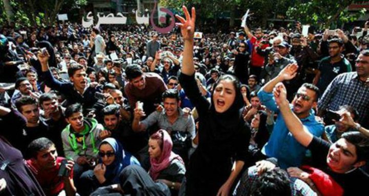 محتجون يقتحمون السفارة الإيرانية في لندن