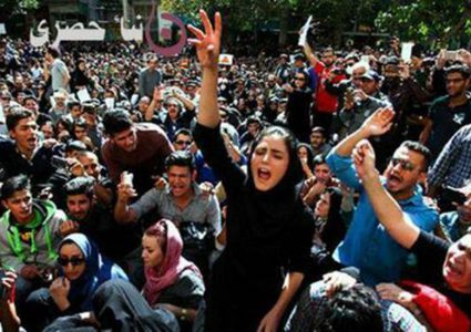 محتجون يقتحمون السفارة الإيرانية في لندن