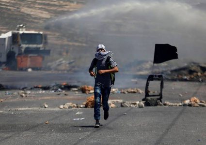 الاحتلال يعتقل فتى بعد اصابته جنوب نابلس