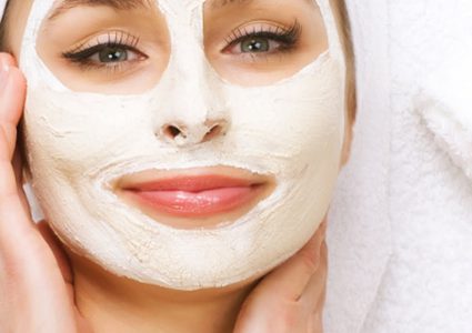 طريقة الحصول على بشرة نقية باستخدام ماسك الحمص المطحون