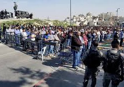 أهالي العيسوية يؤدون "الجمعة" السادسة على مدخل البلدة