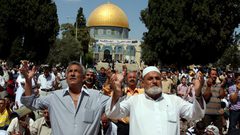 50 ألفا يؤدون الجمعة برحاب الأقصى