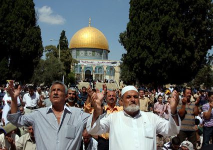 50 ألفا يؤدون الجمعة برحاب الأقصى