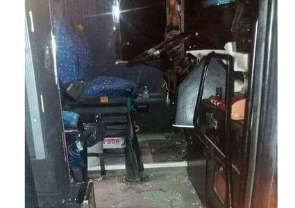 بالصور: مستوطنون يرشقون حافلة تقل مواطنين قرب سلفيت