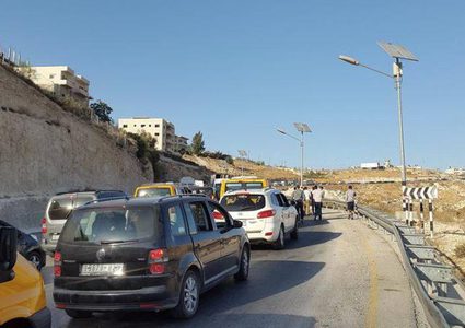 الاحتلال يعرقل حركة المركبات على حاجز “الكونتينر”