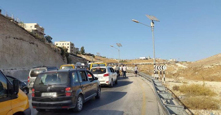 الاحتلال يعرقل حركة المركبات على حاجز “الكونتينر”