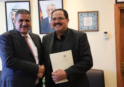 صيدم يسلّم جامعة الاستقلال اعتمادين لتخصصين