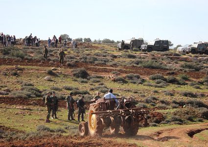 قوات الاحتلال تجبر مزارعًا على مغادرة أرضه جنوب بيت لحم