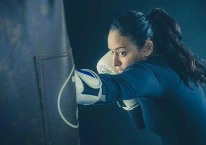 أول ملاكمة سعودية تقيم دورات ملاكمة