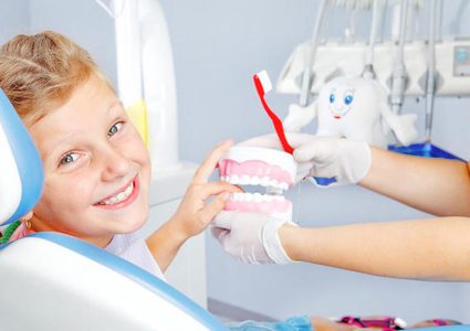 كيف تعتنين بـ أسنان الطفل وتنظيفها حسب عمره